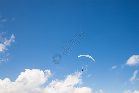 滑翔伞飞行在深蓝天空飞行图片