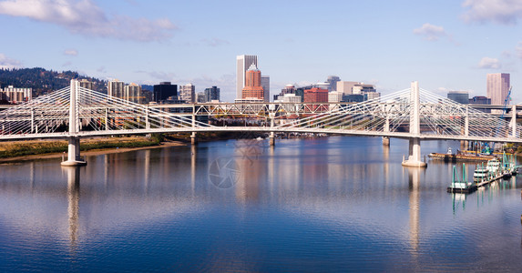 一条行人和中途长桥加上在波特兰的Willamette河上横跨5个州际交叉图片