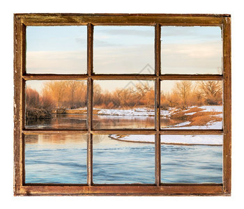 冬季小草原河风景中的小草原河透过古老的坚固用脏玻璃砸碎的窗户图片