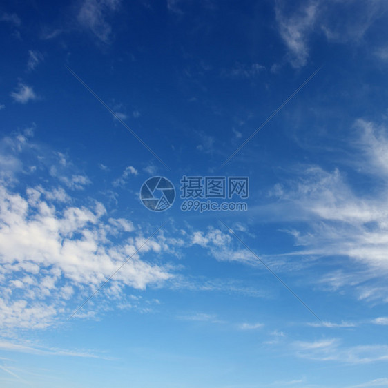 蓝色天空的白云上之幕图片
