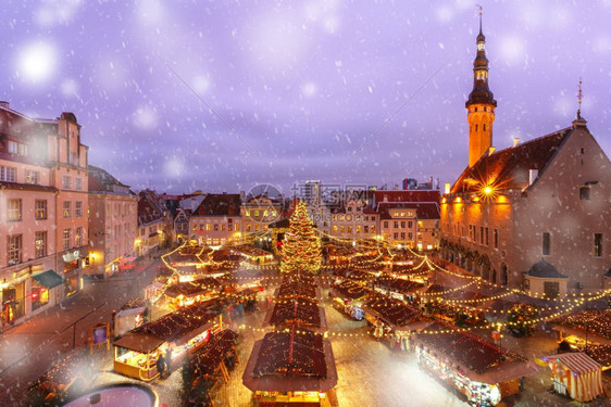 位于爱沙尼亚塔林市Tallinn的市政厅广场或雪寒夜的Raekoja小白板上装饰和照亮圣诞树市场空中观赏爱沙尼亚塔林圣诞市场爱沙图片