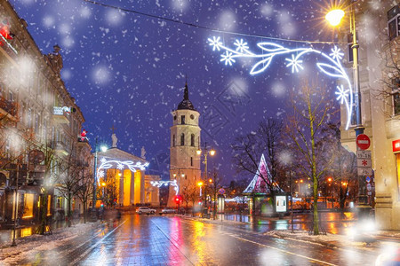 冬季寒夜立陶宛维尔纽斯波罗的海各州Gediminas和Belfry大教堂图片