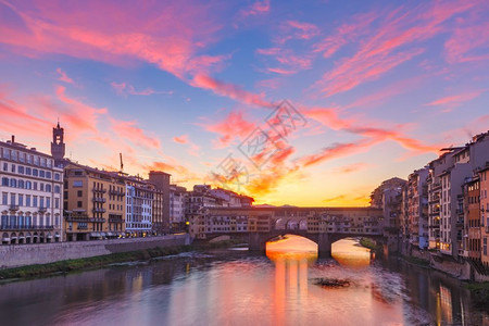 意大利佛罗伦萨的Arno河和PonteVecchio意大利托斯卡纳佛罗伦萨华丽日出时的Arno河和著名的PonteVecchio图片
