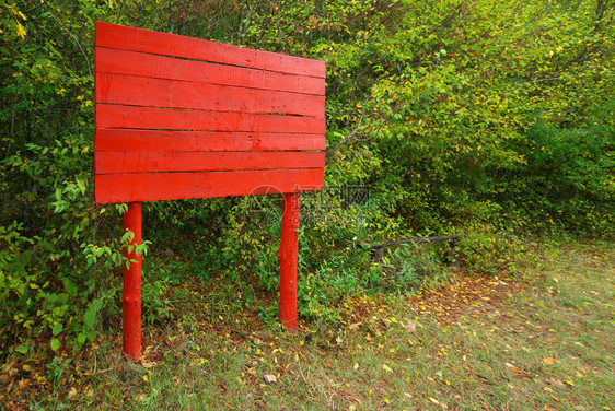 森林中的红色通知板设计的要素图片