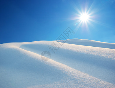 雪山蓝色的天空和太阳图片