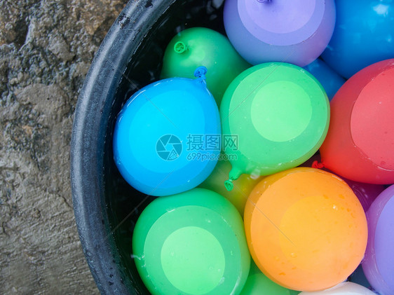 水气球装在的桶里图片