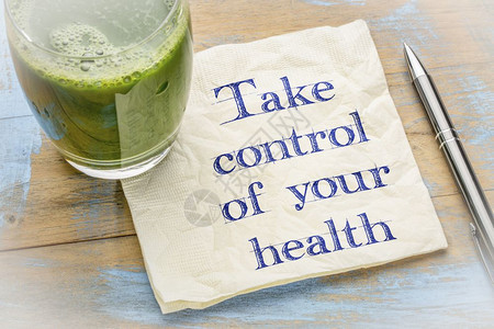 控制你的健康建议手写在餐巾纸上一杯新鲜的绿色蔬菜汁图片