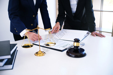 女律师和向客户介绍一份合同与手架和法律签订司和女律师商业概念图片