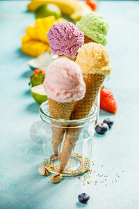 红锥形草莓紫色蓝绿松树茶石灰和黄色芒果香蕉的冰淇淋口味以蓝木本图片