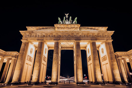 白兰地堡门在柏林德国晚上图片