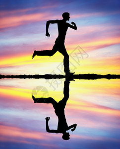 人类在日落时跑步概念场景图片