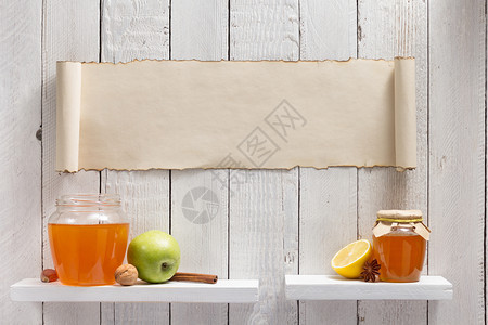 木架背景上的一罐蜂蜜图片