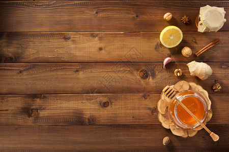 木背景上的一罐蜂蜜图片