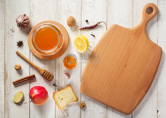 以木制餐桌为背景的健康食物图片