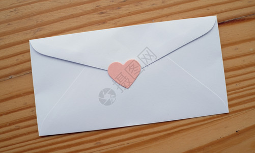 情人节日情信封以木形背景为红心复制空格图片