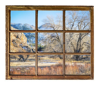 山地谷有牧场通过古老的泥土用脏玻璃砸的窗图片