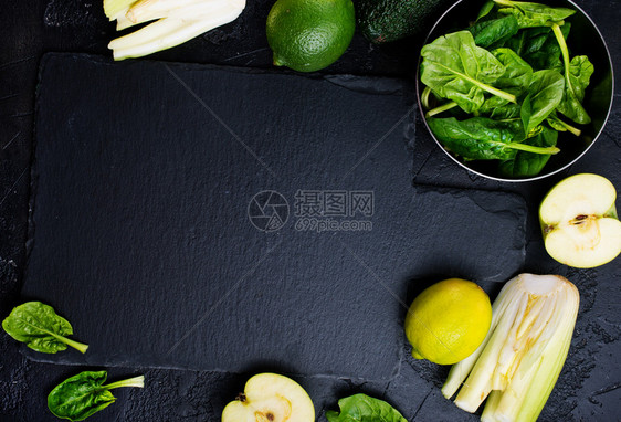 黑桌上绿色蔬菜的成分图片