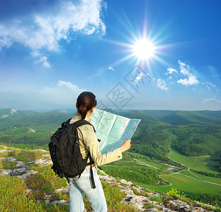 女孩旅游者在山上读了旅行和冒险场景图片