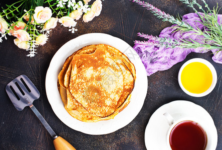 煎饼与茶素材含有蜂蜜和新鲜茶叶的红豆和新鲜茶股面照片背景