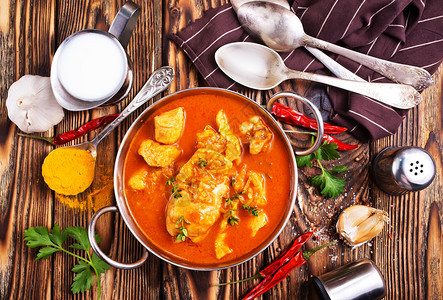 传统印度菜鸡碗里辣咖哩背景图片