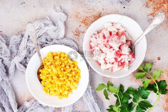 甜玉米和螃蟹棒沙拉的原料图片