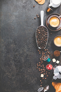 深底咖啡成份杯中的豆地面棕色糖牛奶羊角面包胶囊图片