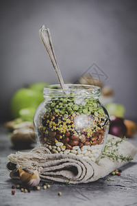 Legumes玻璃罐子和生蔬菜中的青豆Vegan蛋白质来源蔬菜和健康食品概念图片