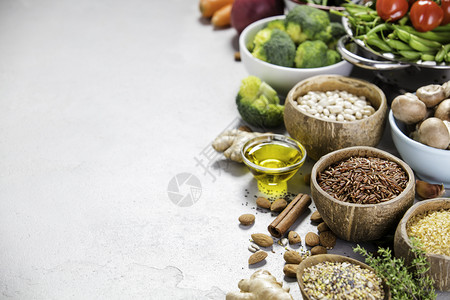 具有豆类谷物种子和灰混凝土底色的有机蔬菜健康食品概念复制空间背景图片