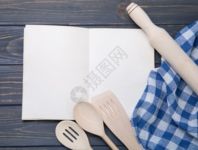木制桌背景上的厨房用词和注纸图片