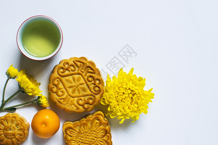 茶月饼秋节的月饼和茶叶白隔绝复制空间背景