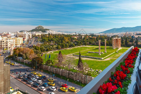 希腊雅典的空中城市观希腊雅典的空中城市观与鲁因和奥林匹安宙斯寺柱背景为利卡贝图斯山希腊雅典的空中城市观和奥林匹安宙斯寺柱图片