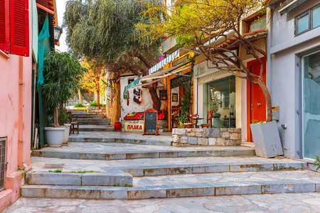 希腊雅典著名的普拉卡区希腊雅典老城著名的普拉卡区有着楼梯的美丽舒适狭窄街道图片