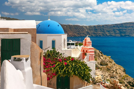 希腊圣托里尼奥亚的图景希腊圣托里尼岛奥亚或伊阿有蓝色圆顶的白房屋和教堂的图景图片