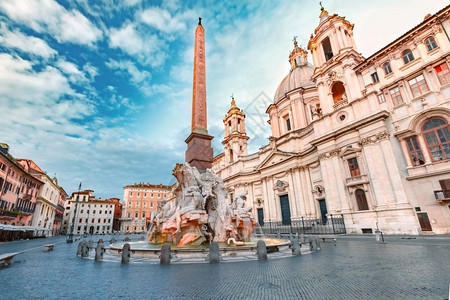 早上在意大利罗马的纳沃广场清晨在意大利罗马著名的纳沃广场上用埃及方尖碑和圣艾格尼西教堂的四河喷泉图片