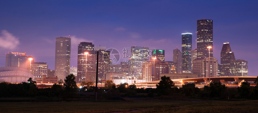 黄昏后深蓝天光照亮了美国北州休斯顿市内建筑图片