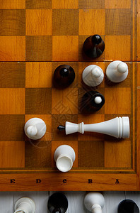 古老的象棋在上经典木板在黑暗背景上象棋在盘图片