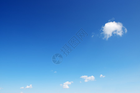 背景蓝天空上的小白云复制空格图片