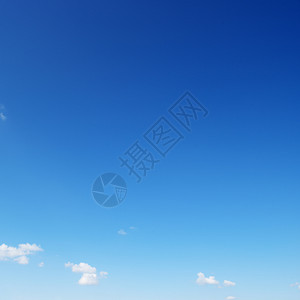 小白云与明蓝天空相对复制格图片