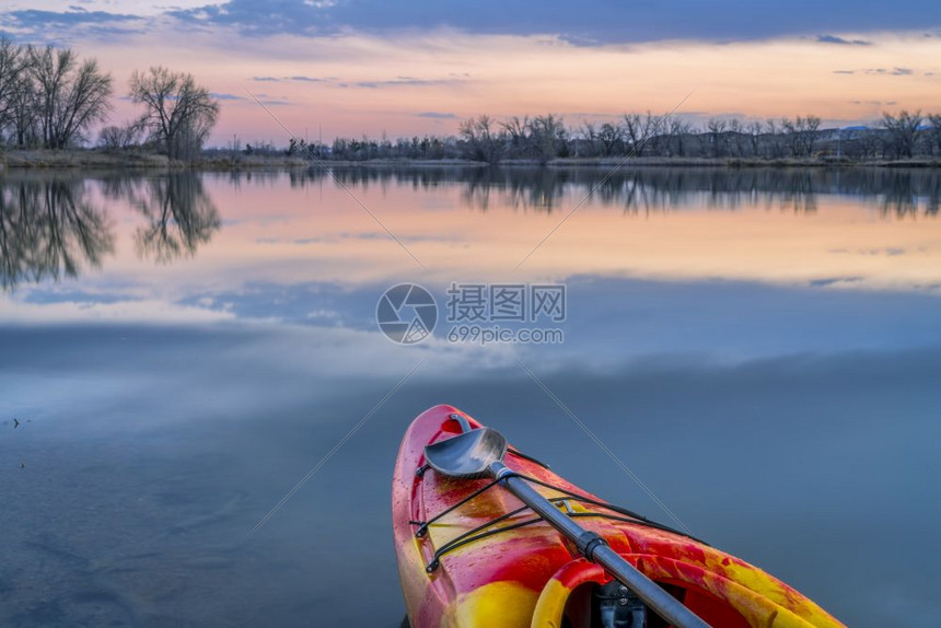 白水独木舟在科罗拉多州一个平静的湖上黄昏早春风景图片