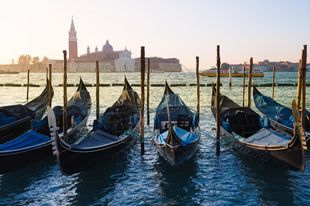 Gondolas在日出时与SanGiorgioMaggiore教堂相近意大利威尼斯图片