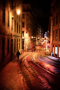 夜间欧洲老城的污染街道图片