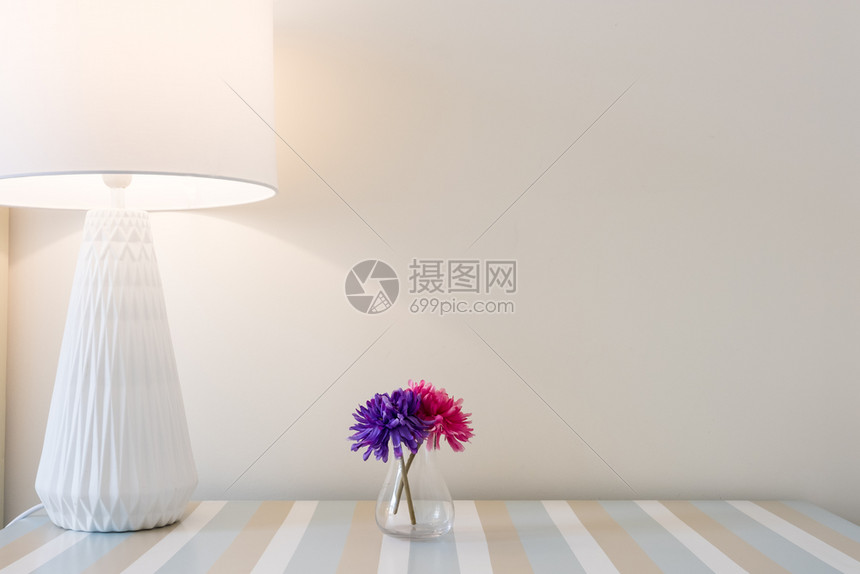 白色墙背景上挂有桌灯的美丽花朵图片