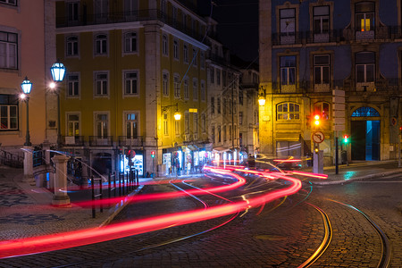 夜里欧洲老城的白化街道图片