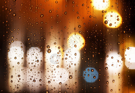 夜里城天下雨街上有交通车和城市灯光图片