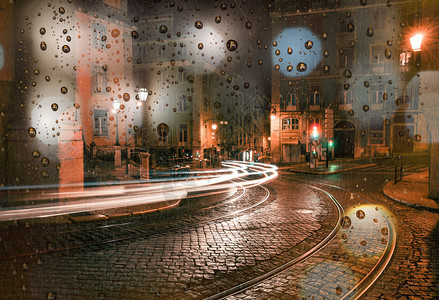 夜里城天下雨街上有交通车和城市灯光图片