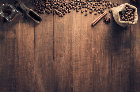 咖啡杯和木制背景的成分图片