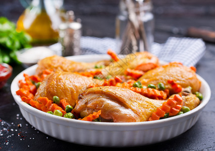 烤鸡腿配香料和蔬菜的鸡腿图片