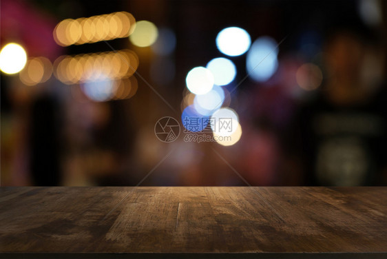 咖啡店的抽象模糊背景面前的空木板可以用于显示或装配产品上以显示产品图片