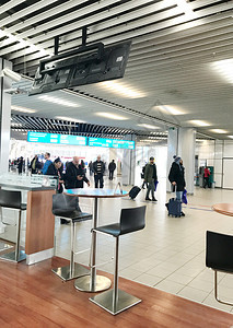 索非亚保加利2018年3月5日乘客在索非亚机场二号航站楼行驶图片