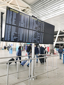 索非亚保加利2018年3月5日乘客们看着索非亚机场的飞行信息板图片